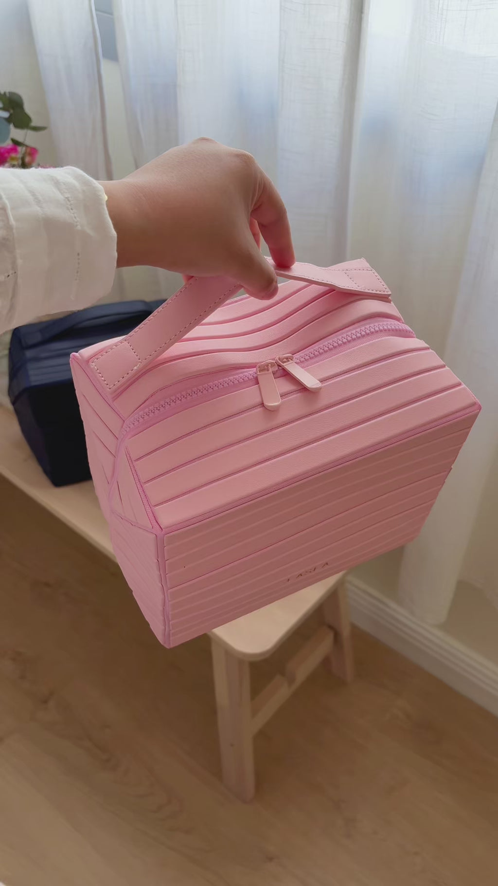 فيديو حقيبة تنظيم مكياج جلد طبيعي يوضح التصميم الداخلي وسهولة تنظيم مستحضرات التجميل