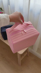 فيديو حقيبة تنظيم مكياج جلد طبيعي يوضح التصميم الداخلي وسهولة تنظيم مستحضرات التجميل